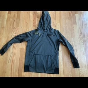 NFL New England patriots men’s size medium sweatshirt. Salute to Service style.